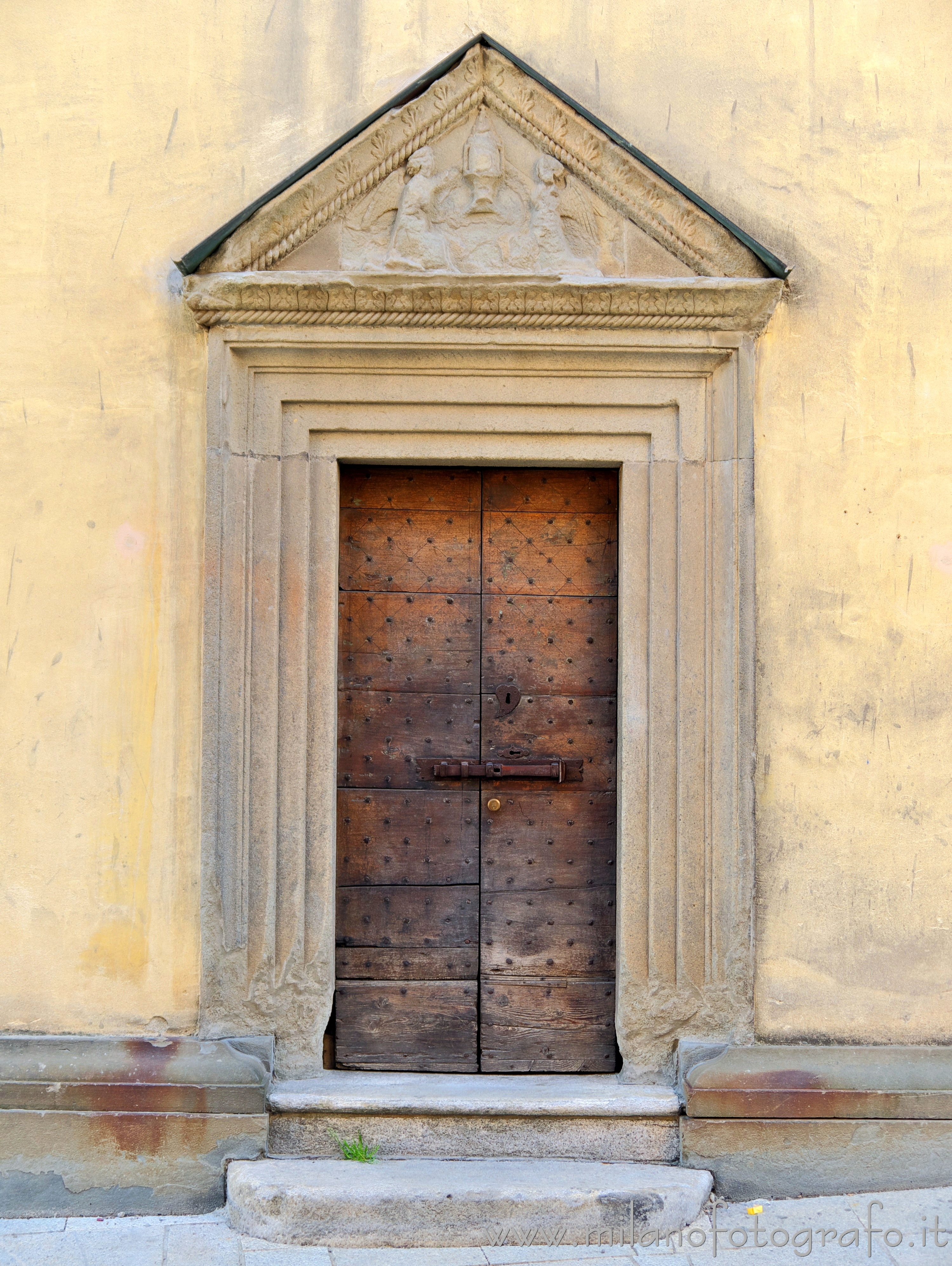 Castiglione Olona (Varese) - Entrata laterale della Chiesa di Villa